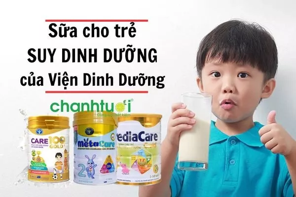 Bé đang uống sữa