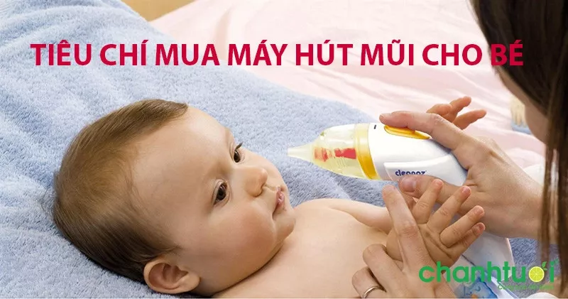 Bé được mẹ hút mũi