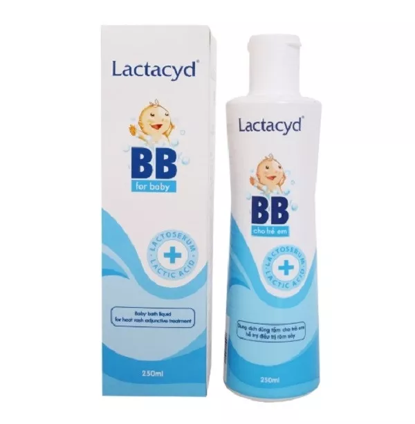 Bé được tắm với sữa tắm Lactacyd