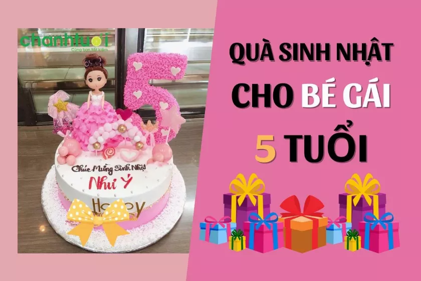 Bé gái 5 tuổi đang mở quà sinh nhật