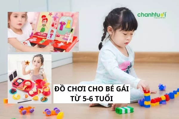 Bé gái chơi đồ chơi