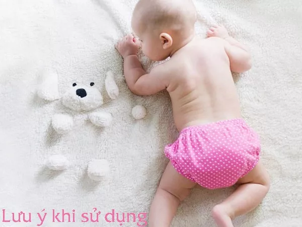 Bé mặc quần bỏ bỉm chơi đùa