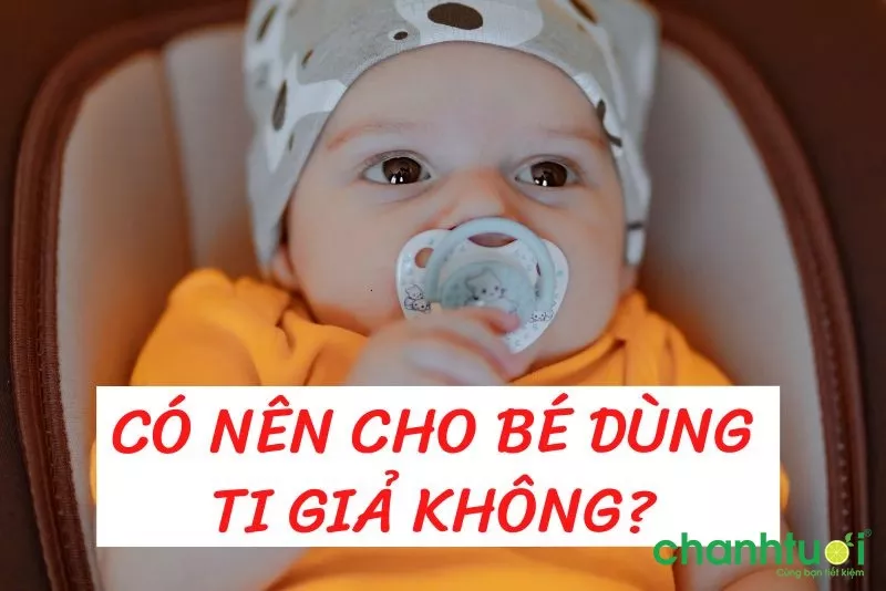 Bé ngậm ti giả