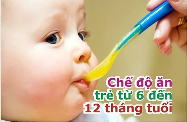 Bé tập ăn dặm