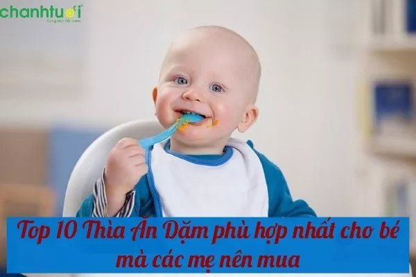 Bé tập ăn dặm với thìa