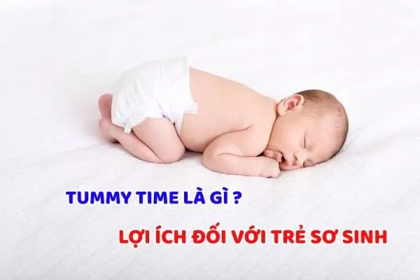 Bé tập tummy time