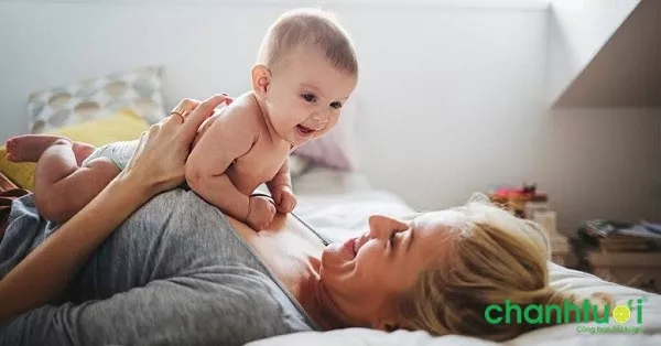 Bé tập tummy time trên ngực mẹ