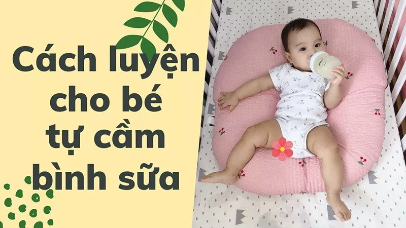 Bé tự cầm bình sữa