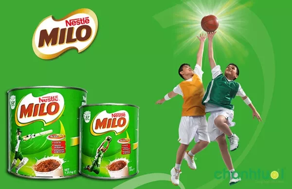 Bé uống sữa Milo