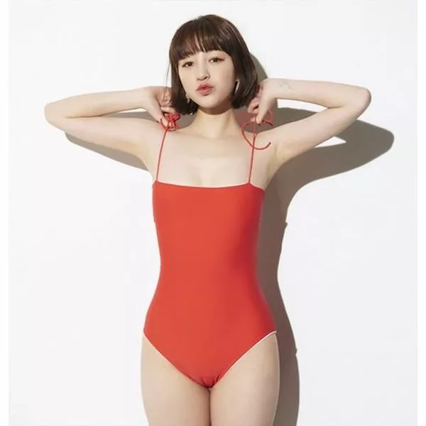 Bikini đỏ tối giản