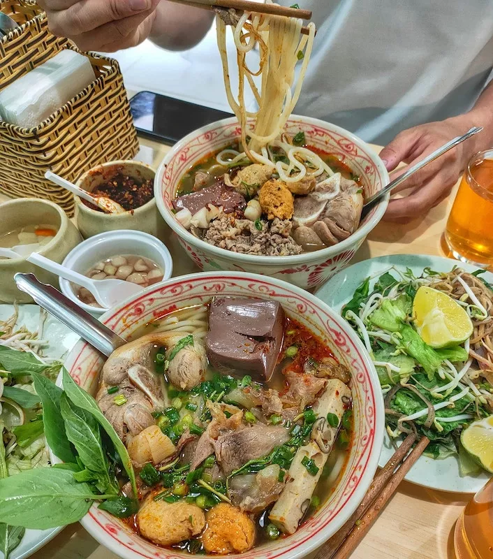 Bún bò Huế đầy đủ topping