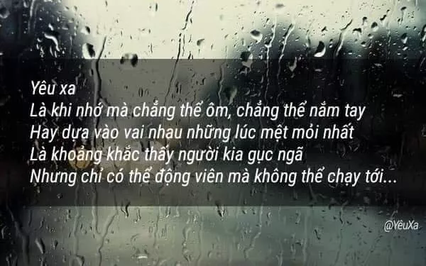 Cặp đôi yêu xa trao nhau nụ hôn