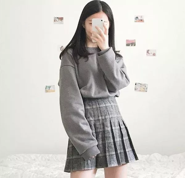 Chân váy ngắn và áo hoodie