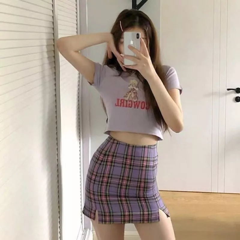 Chân váy ôm kẻ caro và áo croptop