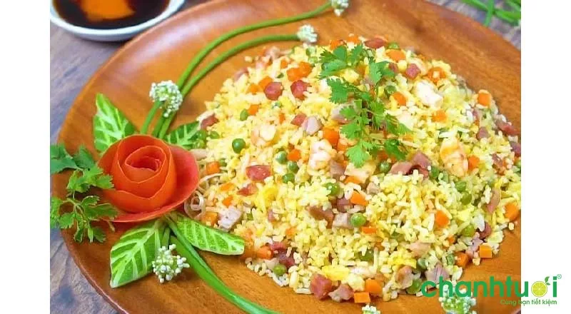 Cơm chiên trứng xúc xích hấp dẫn
