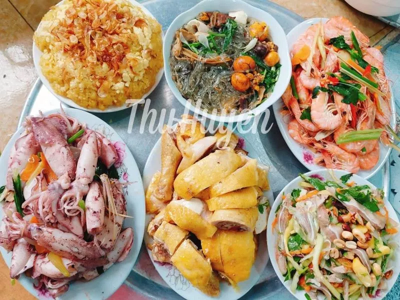 Gà luộc, nộm tai heo, mực xào và xôi xéo