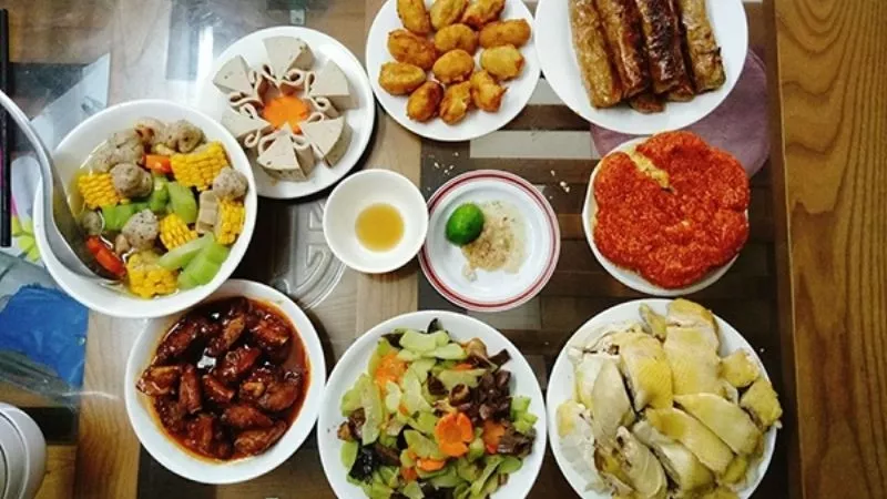 Gà luộc, xôi gấc, sườn xào chua ngọt và chả nem