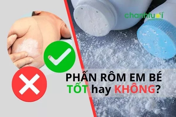 Hình ảnh bé được thoa phấn rôm