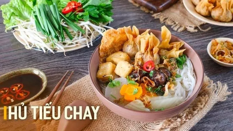 Hủ tiếu chay bao gồm các thành phần từ rau củ như đậu hũ chiên, nấm, củ cải trắng, cà rốt, mì căn có lượng calo khá thấp khoảng 234 calo.