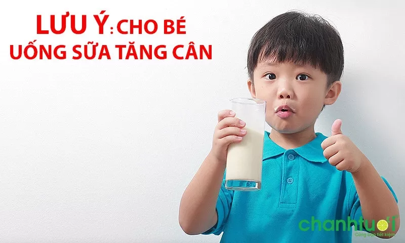 Mẹ đang chọn sữa cho bé