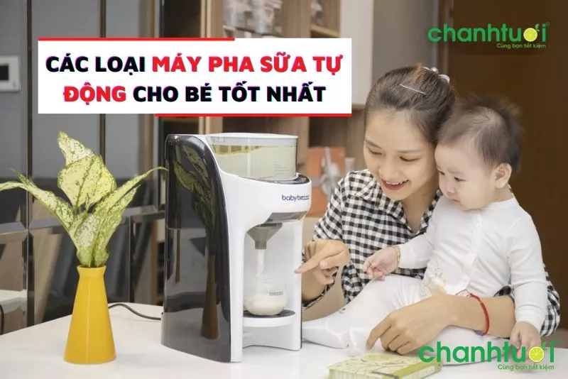 Mẹ đang pha sữa cho bé bằng máy pha sữa