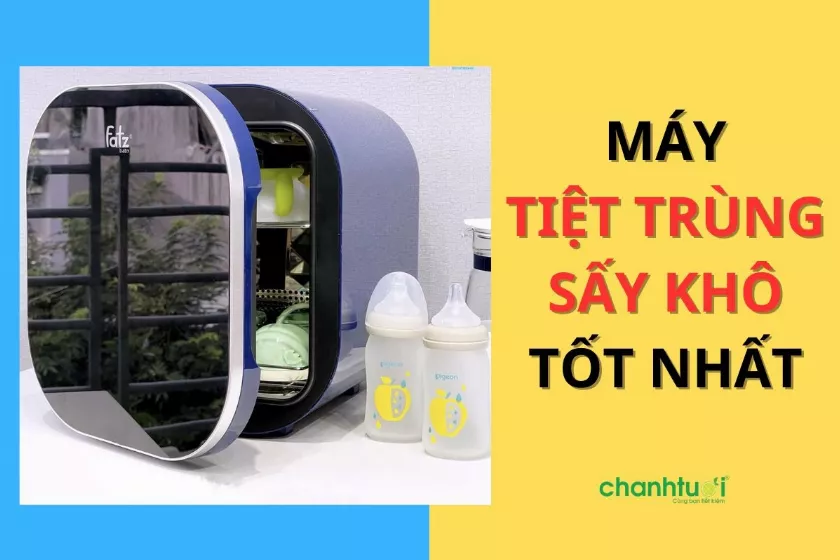 Mẹ đang tiệt trùng bình sữa cho bé