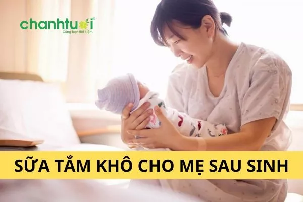 Mẹ tắm cho bé