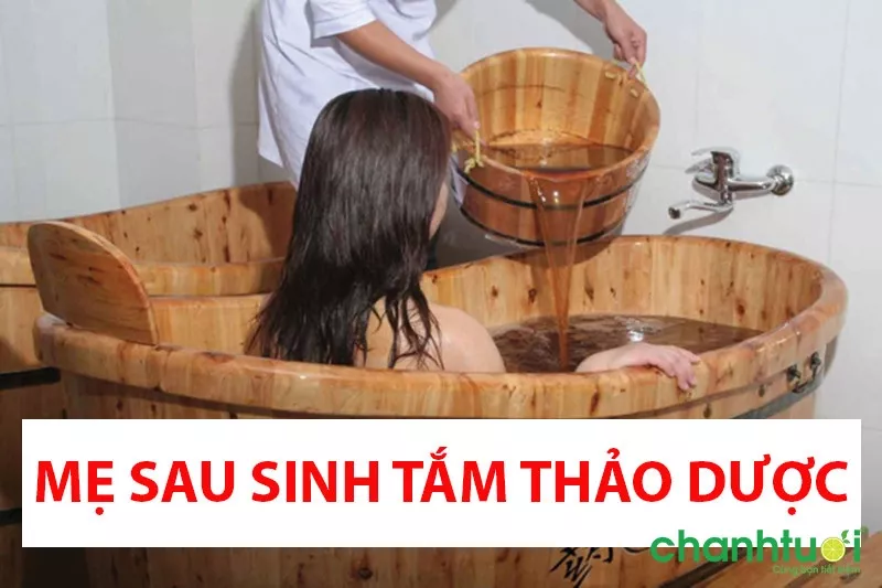 Mẹ tắm lá thuốc sau sinh