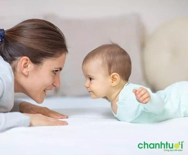 Mẹ tương tác với bé khi tập tummy time