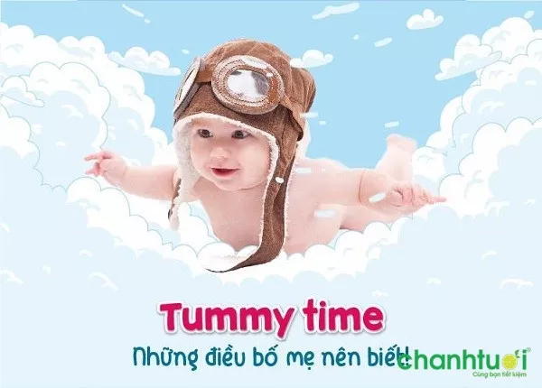 Mẹ và bé tập tummy time