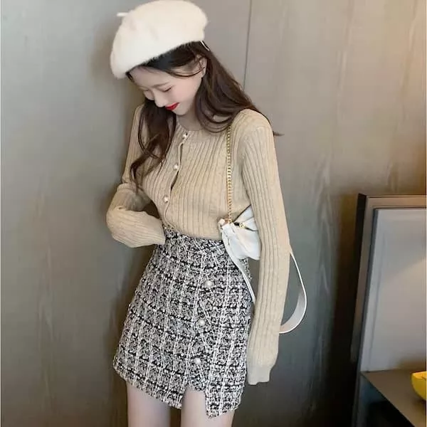 Mix chân váy dạ tweed với áo len