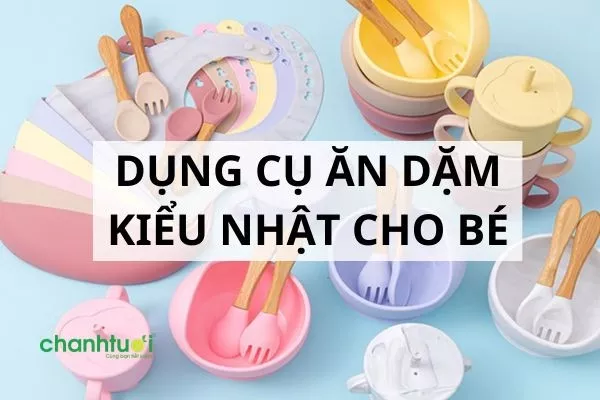 Mô tả hình ảnh: Một bộ dụng cụ ăn dặm kiểu Nhật đầy đủ, bao gồm bát, đĩa, thìa, cốc, máy xay, rây...