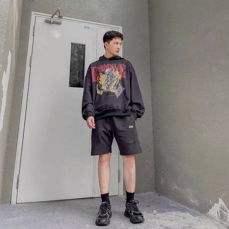 Phối áo hoodie nam cùng quần Short