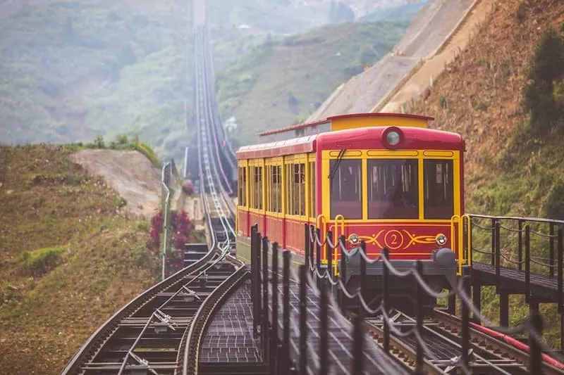 Tàu hỏa leo núi Mường Hoa