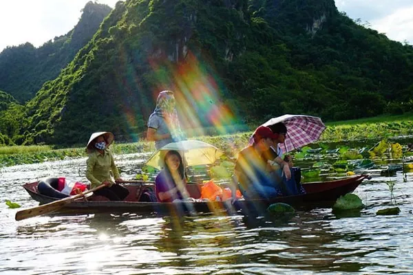 Trèo thuyền ngắm hồ Quan Sơn