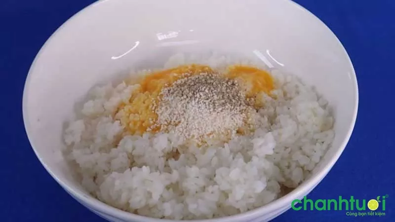 Trộn cơm với gia vị và trứng