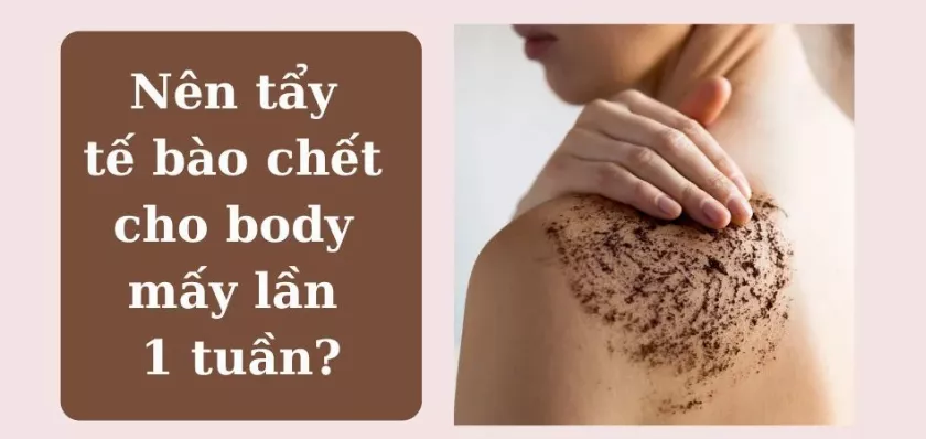 alt text: Hình ảnh người phụ nữ đang tẩy tế bào chết cho body