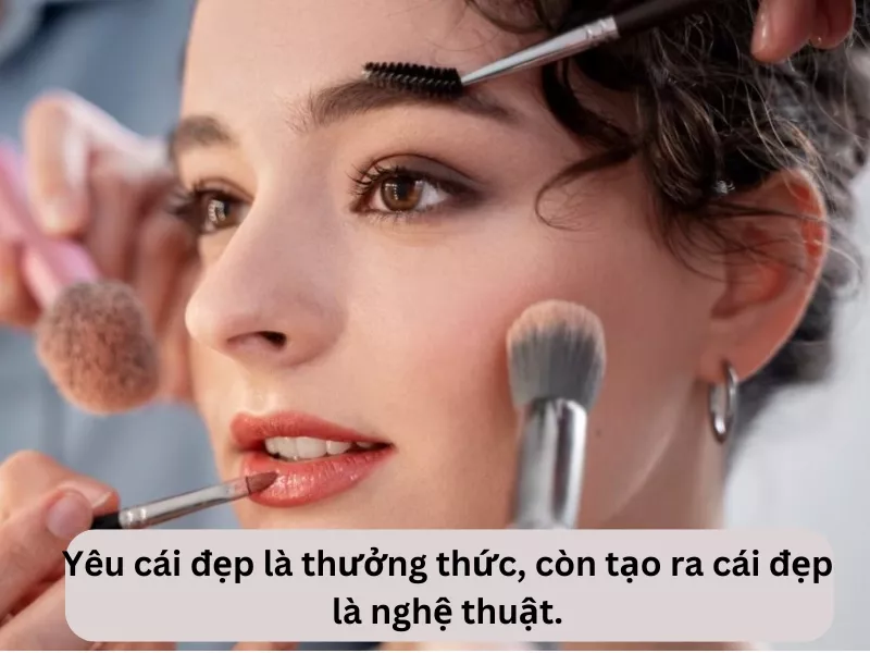 alt text: Cô gái đang được trang điểm