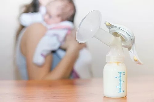 alt text: Máy hút sữa giúp mẹ chăm sóc bé tốt hơn