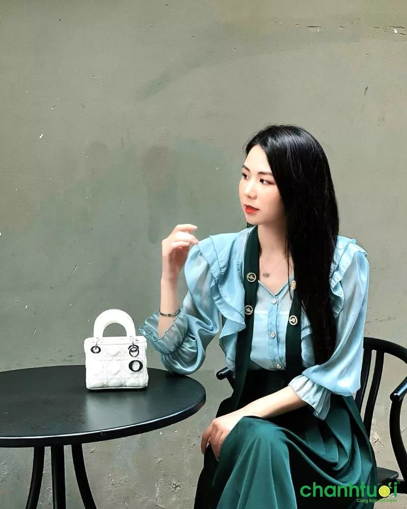 Áo sơ mi cách điệu và chân váy