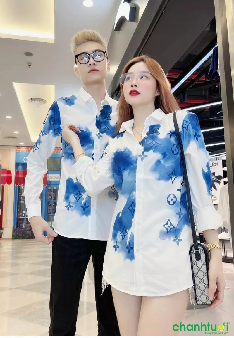 Áo sơ mi họa tiết và quần kaki ống đứng