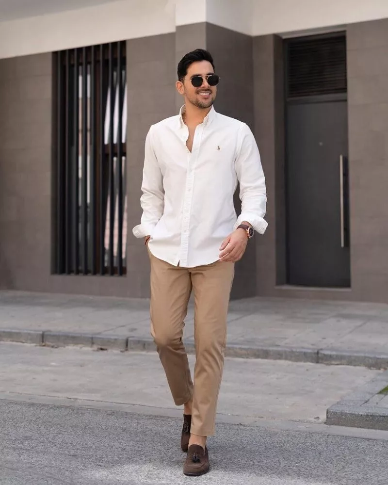 Áo sơ mi trắng và quần kaki