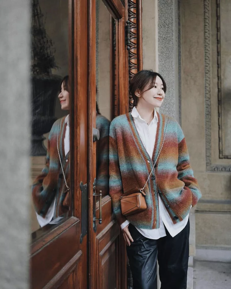Áo sơ mi và cardigan khoác hờ