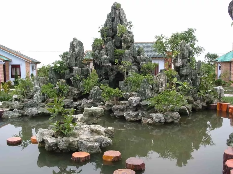 Hòn non bộ ngoài trời