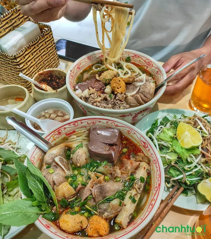 Không gian quán bún bò Huế